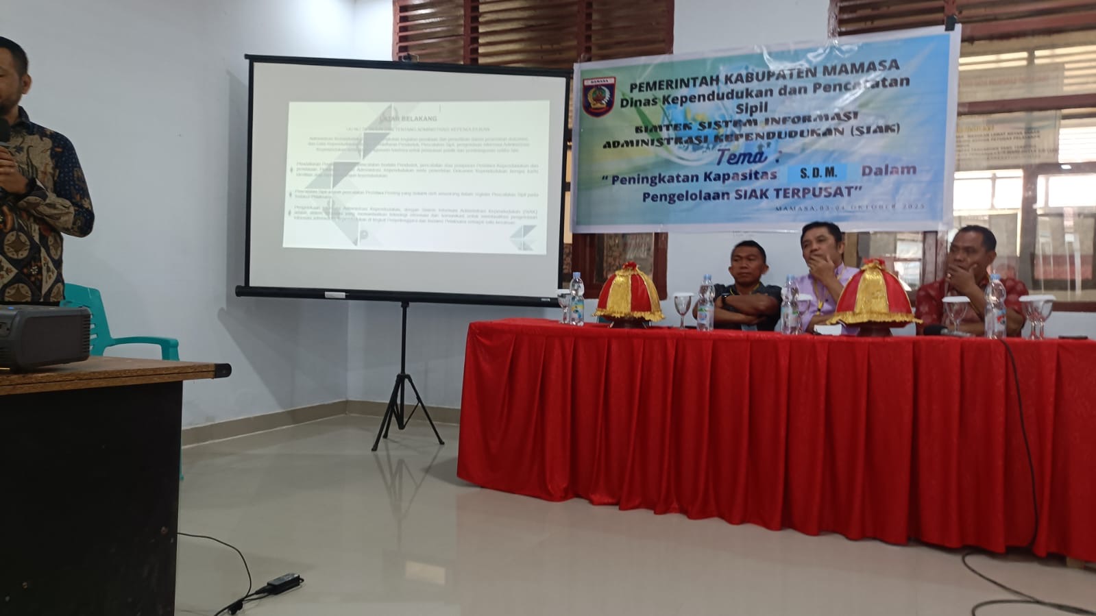 Dinas Kependudukan dan Pencatatan Sipil Kabupaten Mamasa melakukan kegiatan Bimtek Peningkatan Kapasitas SDM dalam Pengelolaan SIAK terpusat 